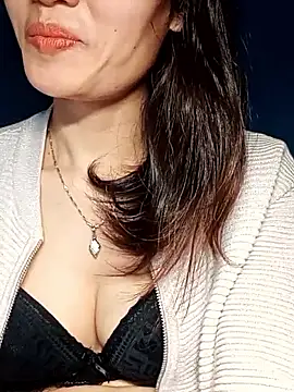 Snapshot of Hinna_x chatting on 12/16/25, 08:41 Hinna x online show from 12/16/25, 08:41