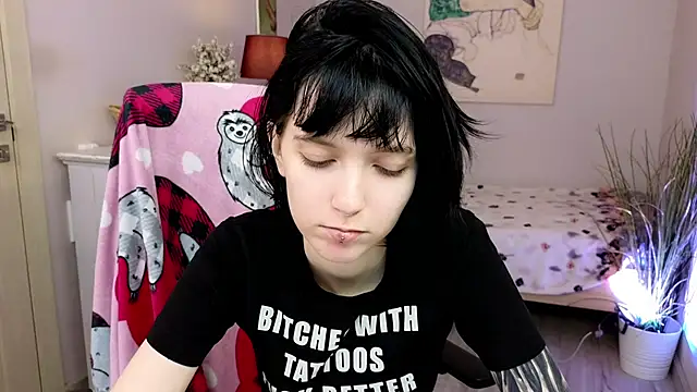 HazelTompson online show from 12/03/25, 08:40