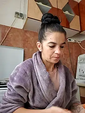 Snapshot of alinaalinutzq chatting on 10/18/25, 02:07 alinaalinutzq online show from 10/18/25, 02:07