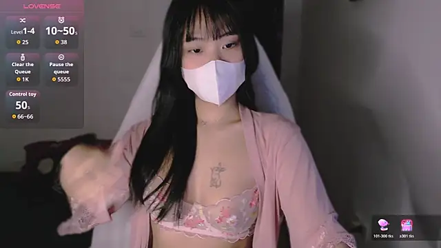 Snapshot of Phuong_Bee chatting on 10/24/25, 12:45 Phuong Bee online show from 10/24/25, 12:45