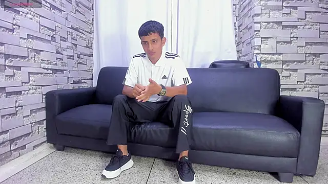 Snapshot of Crazy_Cult_Sex chatting on 04/30/26, 01:17 Crazy Cult Sex online show from 04/30/26, 01:17