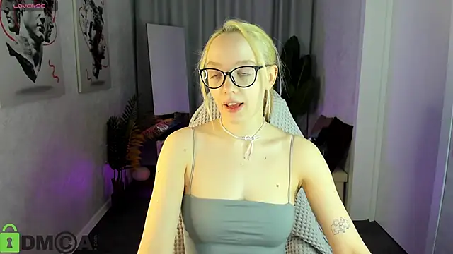 Snapshot of R0cket_bunny chatting on 04/25/26, 12:35 R0cket bunny online show from 04/25/26, 12:35