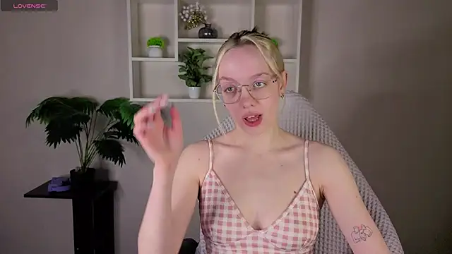 Snapshot of R0cket_bunny chatting on 05/01/26, 12:26 R0cket bunny online show from 05/01/26, 12:26