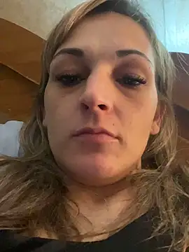 Snapshot of nicole9666 chatting on 11/17/25, 01:50 nicole9666 online show from 11/17/25, 01:50