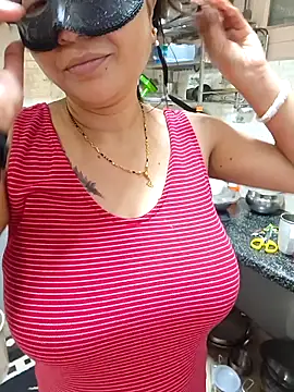 Queen Nightt online show from 11/28/25, 03:31