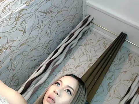 Snapshot of Honey_Swellens chatting on 09/22/25, 05:48 Honey Swellens online show from 09/22/25, 05:48