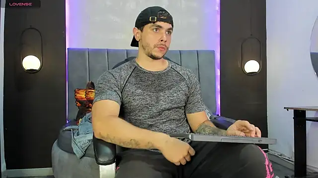 Snapshot of Liam_walk_ chatting on 11/12/25, 07:46 Liam walk online show from 11/12/25, 07:46