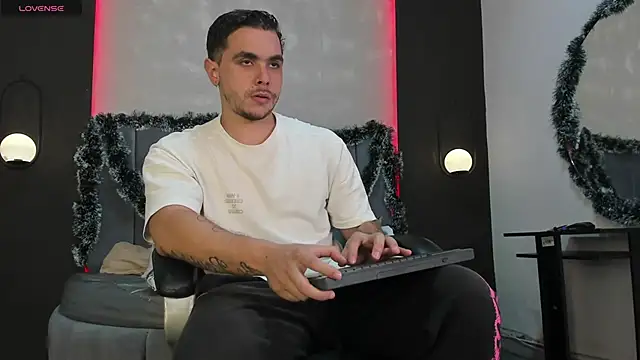 Snapshot of Liam_walk_ chatting on 12/03/25, 11:03 Liam walk online show from 12/03/25, 11:03