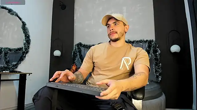 Snapshot of Liam_walk_ chatting on 12/20/25, 10:17 Liam walk online show from 12/20/25, 10:17