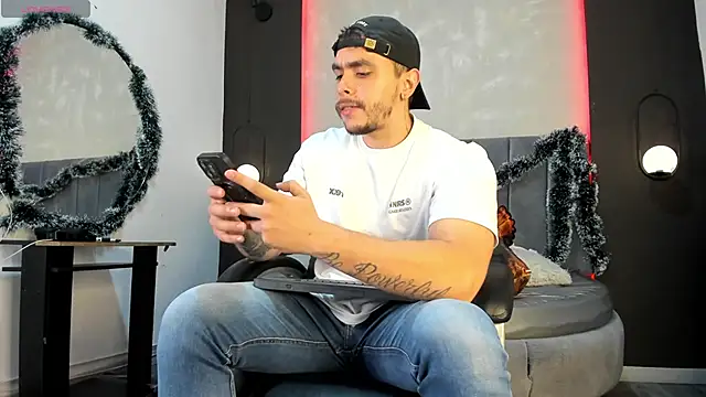 Snapshot of Liam_walk_ chatting on 12/21/25, 07:10 Liam walk online show from 12/21/25, 07:10