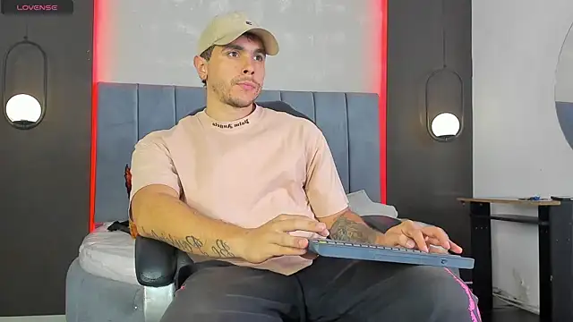 Snapshot of Liam_walk_ chatting on 02/17/26, 09:32 Liam walk online show from 02/17/26, 09:32