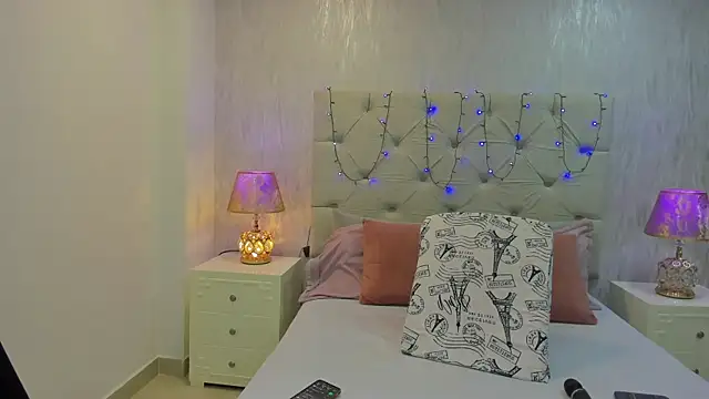 Snapshot of Pamelamiler__ chatting on 09/16/25, 12:17 Pamelamiler online show from 09/16/25, 12:17