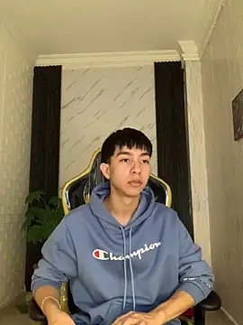 Snapshot of seb_2-007- chatting on 11/12/25, 08:30 seb 2-007- online show from 11/12/25, 08:30