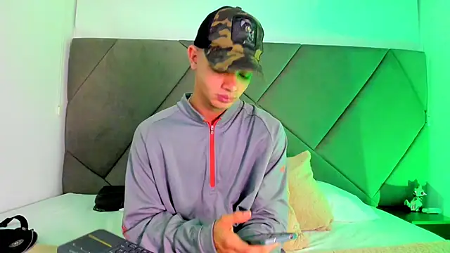 Snapshot of andrew_colleman chatting on 09/13/25, 08:25 andrew colleman online show from 09/13/25, 08:25