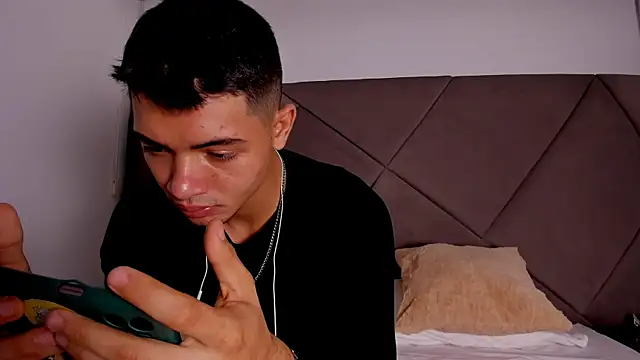 Snapshot of andrew_colleman chatting on 09/16/25, 02:45 andrew colleman online show from 09/16/25, 02:45