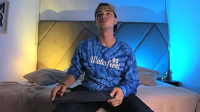 Snapshot of andrew_colleman chatting on 09/18/25, 03:52 andrew colleman online show from 09/18/25, 03:52