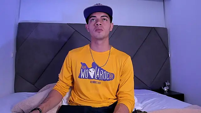 Snapshot of andrew_colleman chatting on 09/21/25, 07:10 andrew colleman online show from 09/21/25, 07:10