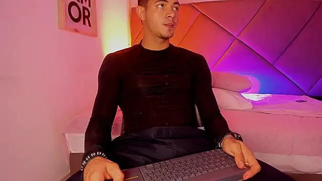 Snapshot of andrew_colleman chatting on 09/24/25, 04:05 andrew colleman online show from 09/24/25, 04:05