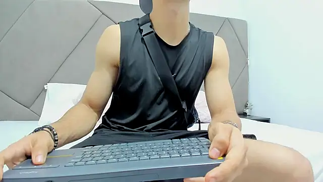 Snapshot of andrew_colleman chatting on 09/29/25, 04:06 andrew colleman online show from 09/29/25, 04:06