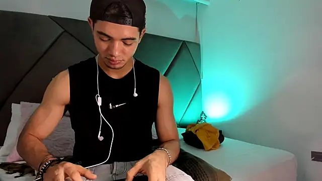 Snapshot of andrew_colleman chatting on 10/01/25, 05:24 andrew colleman online show from 10/01/25, 05:24