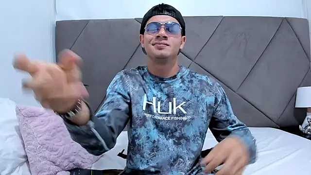 Snapshot of andrew_colleman chatting on 10/05/25, 05:50 andrew colleman online show from 10/05/25, 05:50