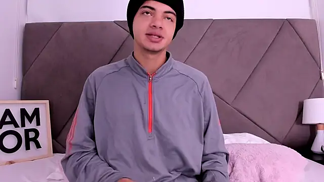 Snapshot of andrew_colleman chatting on 10/14/25, 09:10 andrew colleman online show from 10/14/25, 09:10