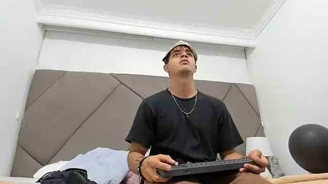 Snapshot of andrew_colleman chatting on 10/27/25, 04:27 andrew colleman online show from 10/27/25, 04:27