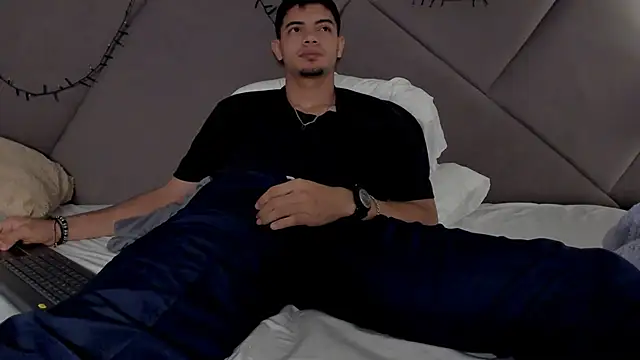 Snapshot of andrew_colleman chatting on 11/25/25, 07:41 andrew colleman online show from 11/25/25, 07:41