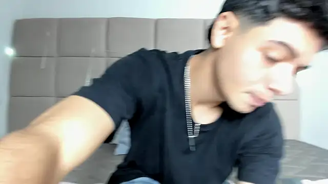 Snapshot of andrew_colleman chatting on 12/14/25, 03:45 andrew colleman online show from 12/14/25, 03:45