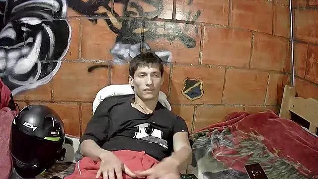 Snapshot of alexandercruz chatting on 07/05/26, 04:19 alexandercruz online show from 07/05/26, 04:19