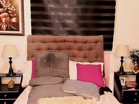 Snapshot of UrnextDoorTS chatting on 12/15/25, 01:21 UrnextDoorTS online show from 12/15/25, 01:21