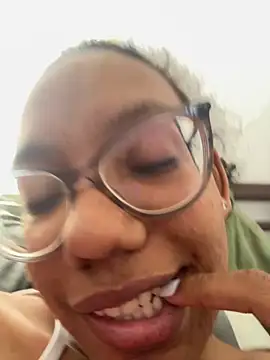 Valen1800 online show from 10/26/25, 04:02