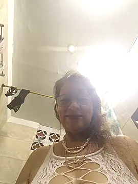 MaryeLunna online show from 11/01/25, 11:12