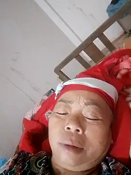 Snapshot of VangLe73 chatting on 10/09/25, 12:58 VangLe73 online show from 10/09/25, 12:58