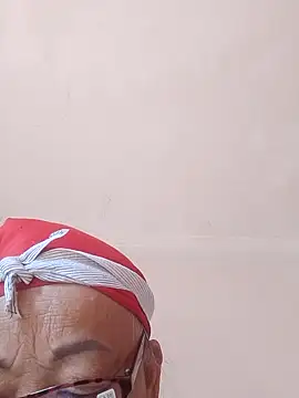 Snapshot of VangLe73 chatting on 10/10/25, 01:04 VangLe73 online show from 10/10/25, 01:04