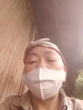 Snapshot of VangLe73 chatting on 10/31/25, 09:10 VangLe73 online show from 10/31/25, 09:10