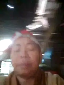 Snapshot of VangLe73 chatting on 11/19/25, 06:57 VangLe73 online show from 11/19/25, 06:57