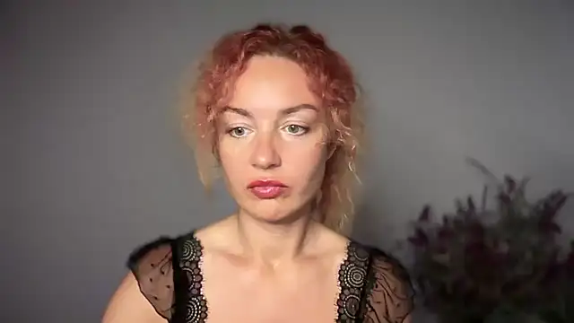 Snapshot of Reddgiirl chatting on 10/17/25, 04:20 Reddgiirl online show from 10/17/25, 04:20