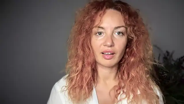 Snapshot of Reddgiirl chatting on 10/18/25, 05:21 Reddgiirl online show from 10/18/25, 05:21