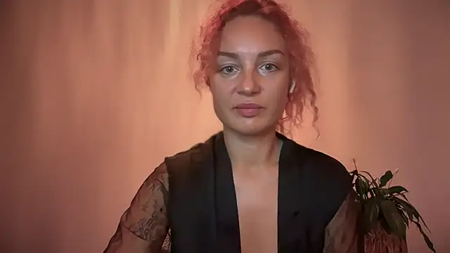 Snapshot of Reddgiirl chatting on 10/25/25, 05:26 Reddgiirl online show from 10/25/25, 05:26