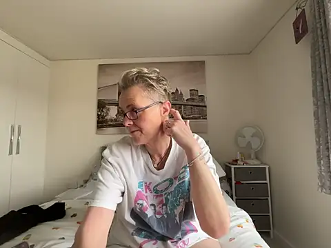 Curvy-Jinx online show from 04/17/26, 07:33