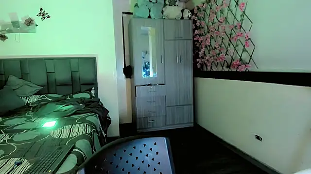 Rossedewitt  online show from 04/23/26, 05:52