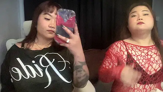 Snapshot of Bella_Bumzyyy chatting on 11/19/25, 04:34 Bella Bumzyyy online show from 11/19/25, 04:34