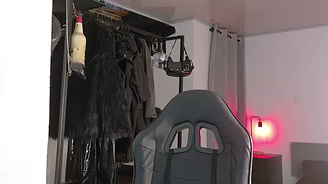 Angelabl0odborne online show from 09/25/25, 10:57