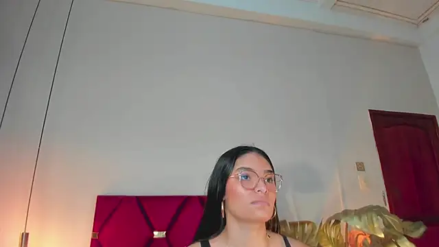 Snapshot of LunaAspen_ chatting on 11/11/25, 05:46 LunaAspen online show from 11/11/25, 05:46