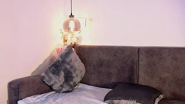 littlee Sophi  online show from 12/18/25, 12:27