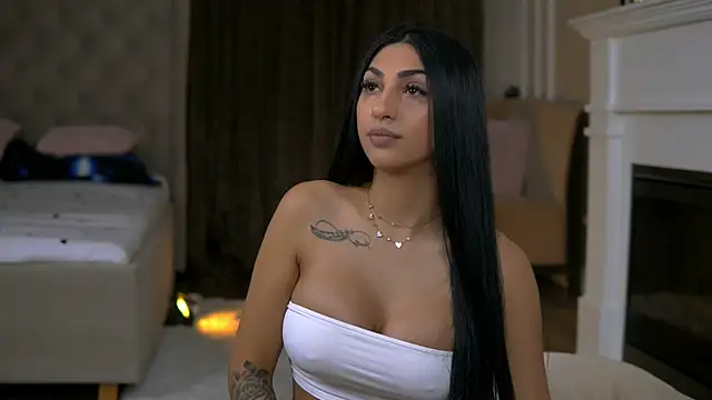 EmaHallee online show from 02/10/26, 03:54