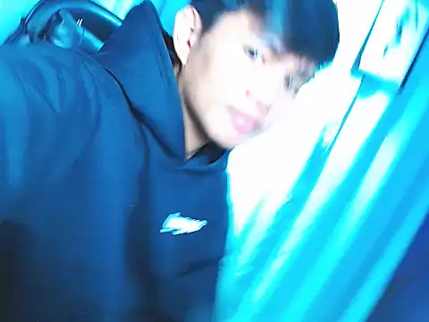 Snapshot of Alexx_143 chatting on 12/21/25, 03:52 Alexx 143 online show from 12/21/25, 03:52