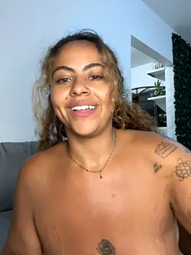 Chloe Leaozinho online show from 11/02/25, 04:48