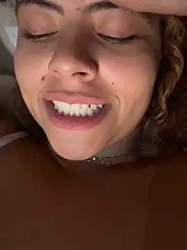 Chloe Leaozinho online show from 05/15/26, 11:56